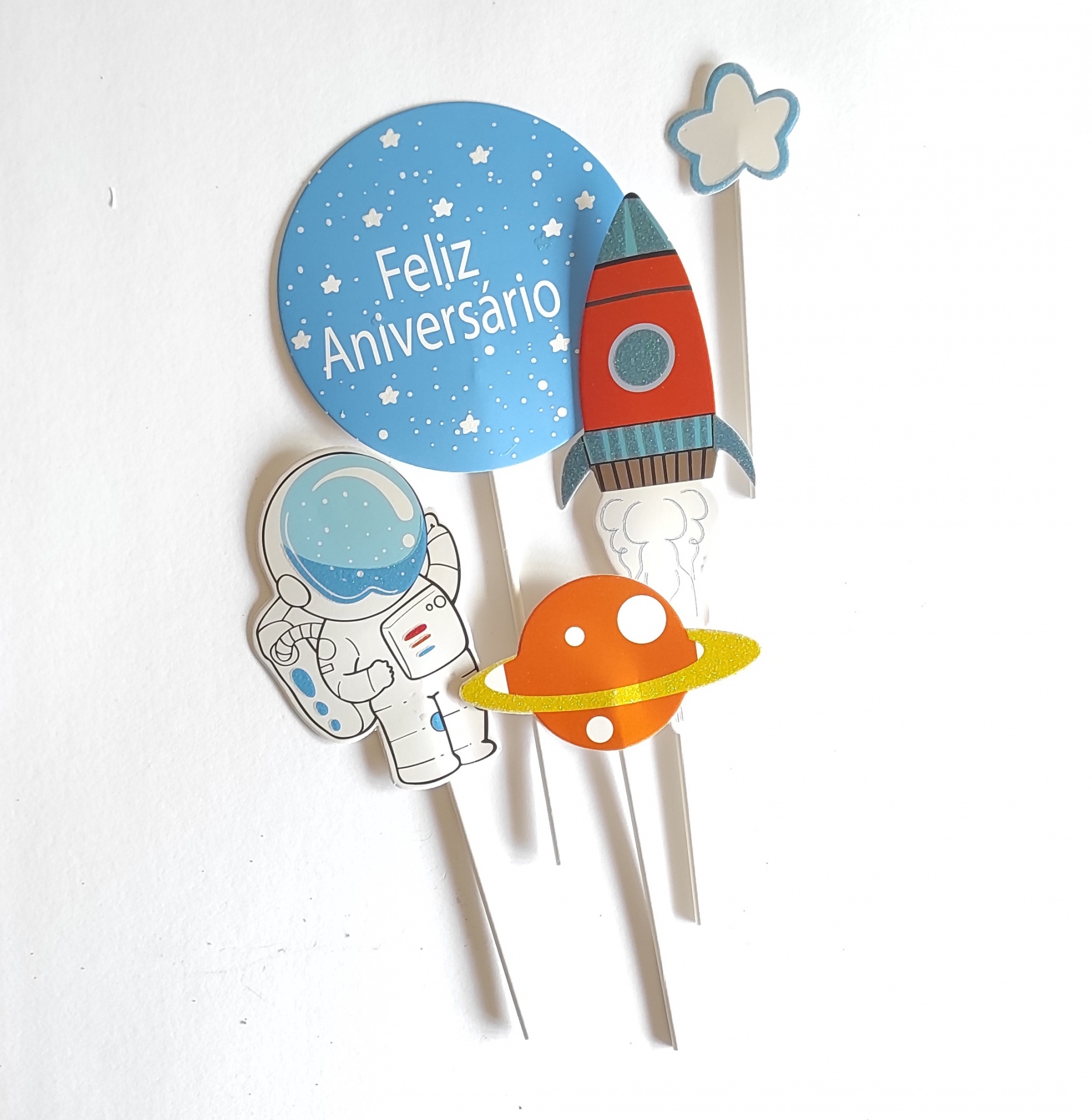 Toppers de bolo de papel com desenhos de astronauta, planeta, foguete, nuvem e círculo azul com texto