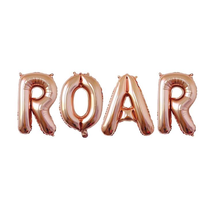 Balões cor de rosa dourado formando a palavra ROAR