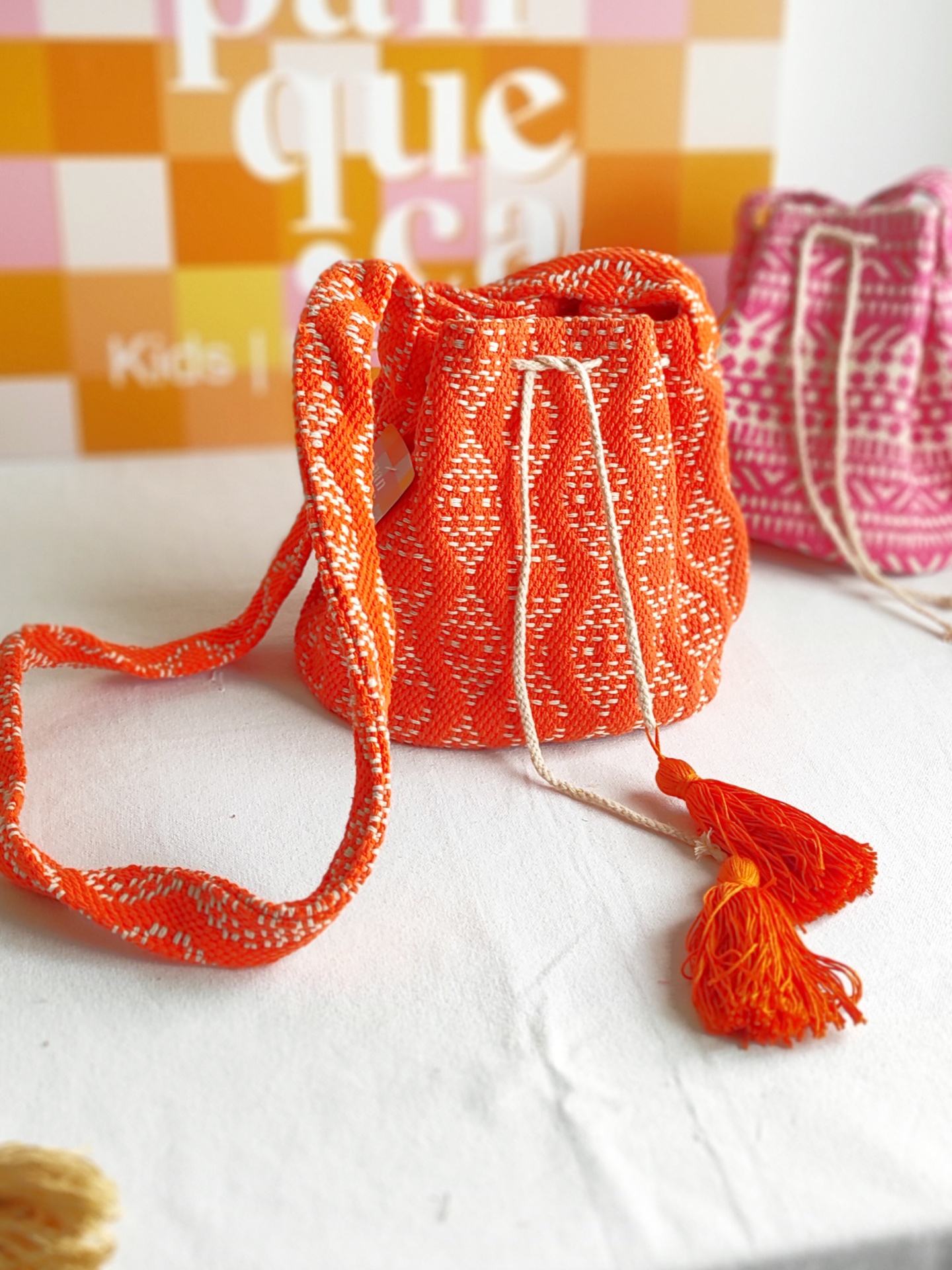 Mala saco tricotada laranja com franjas e cordão de fecho