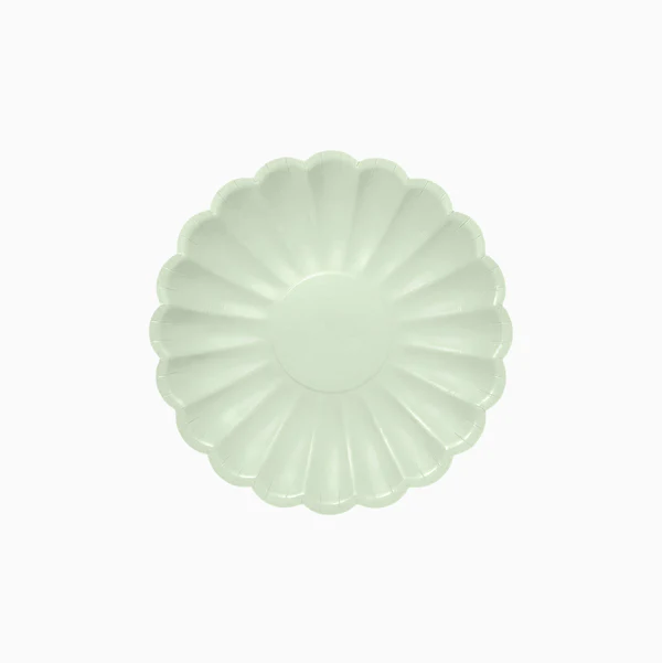 Prato de cerâmica branco com formato de flor.