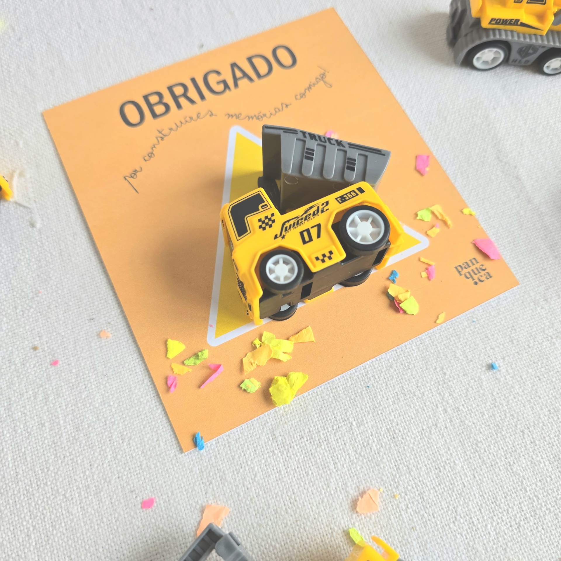 Cartão de agradecimento laranja com brinquedo amarelo de construção
