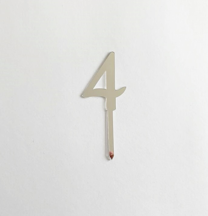 Número de bolo prateado 4 sobre fundo branco
