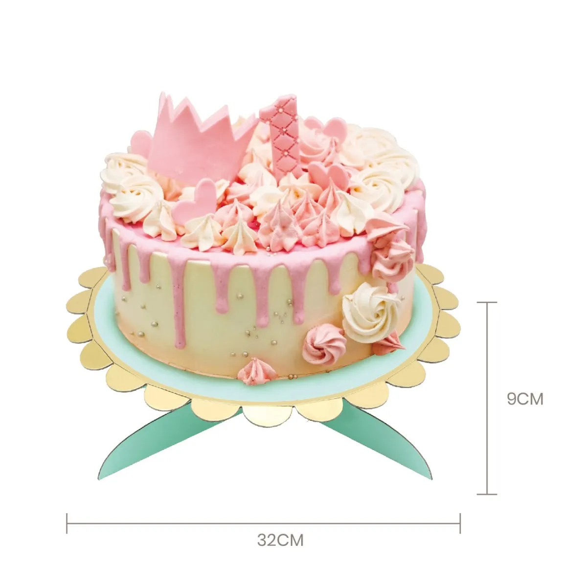 Bolo decorado com creme branco e rosa, cobertura rosa, detalhes em chantilly, coroa e peça de waffle rosa, sobre base azul clara com suporte verde.