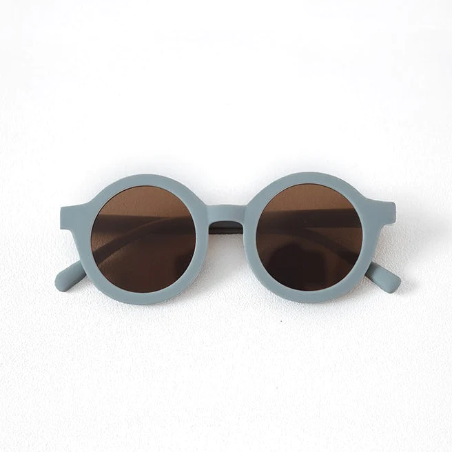 Óculos de sol redondos com armação cinzenta e lentes marrons