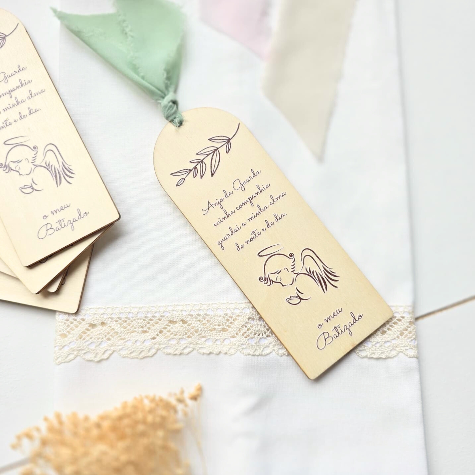 Marcador de madeira com ilustração de anjo e texto em português