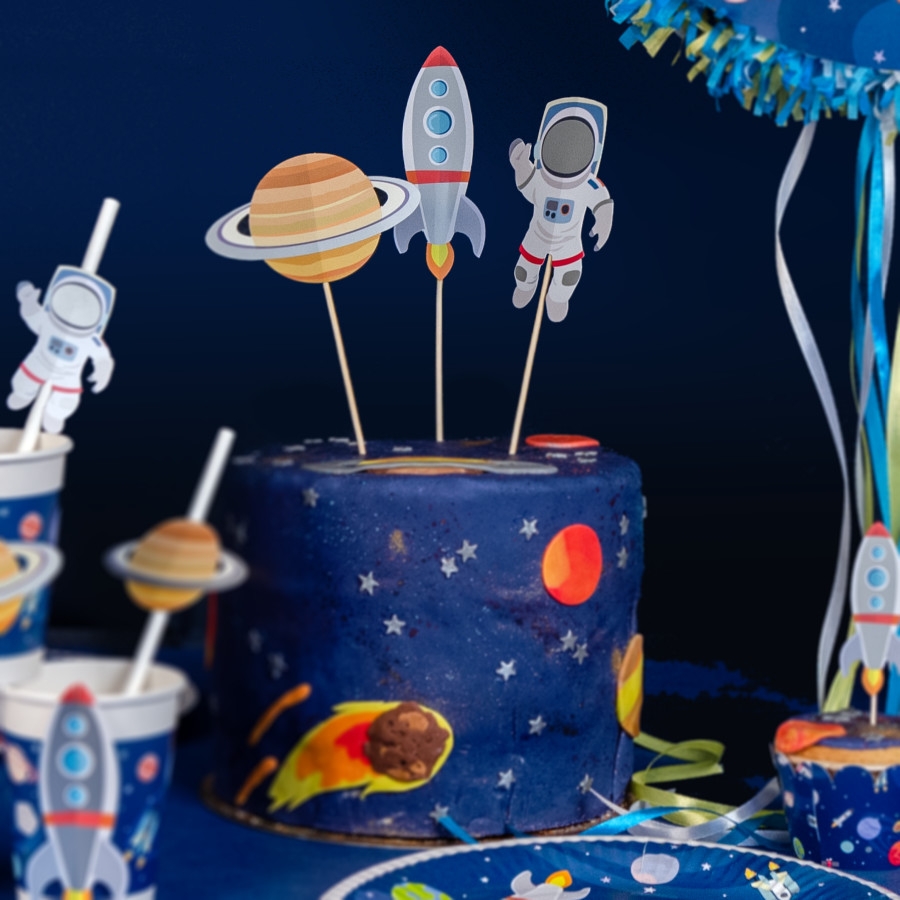 Bolo decorado com tema espacial e artigos de festa astronauta