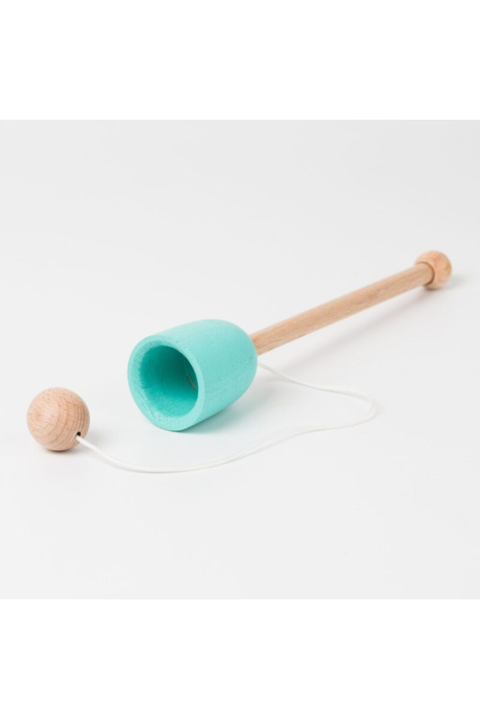 Brinquedo de madeira com cabo natural e copa azul turquesa com bola e cordão branco