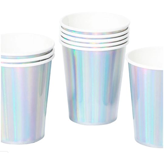 Copos descartáveis iridescentes com interior branco organizados em pilhas