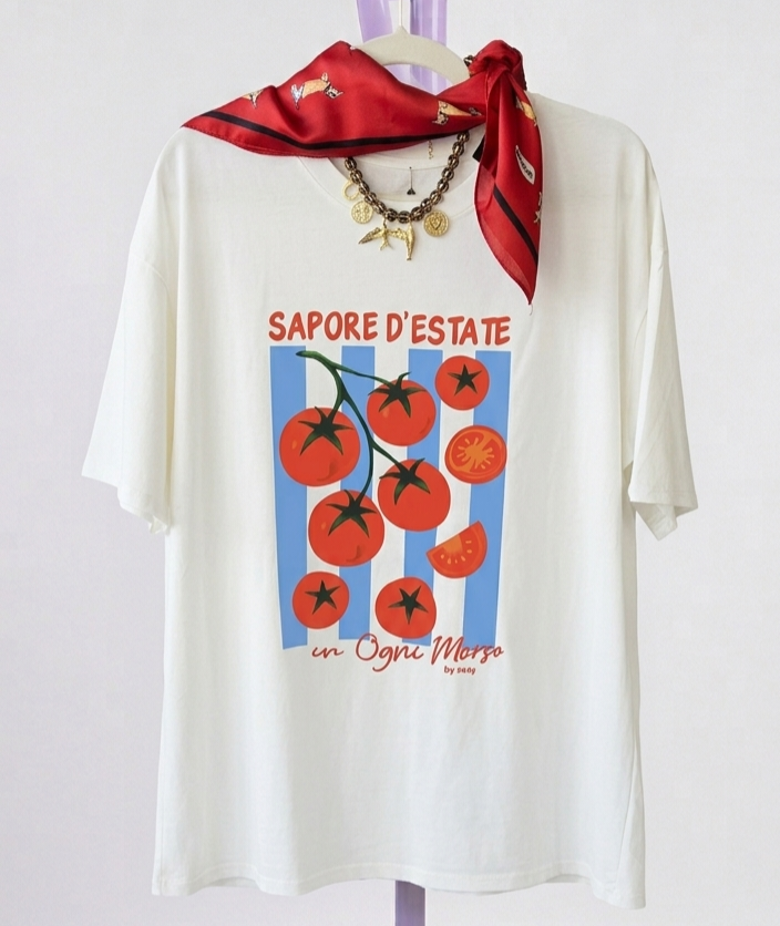 T-shirt branca com estampado de tomates vermelhos e texto em vermelho