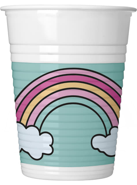 Copo descartável branco com arco-íris colorido e nuvens sobre fundo azul