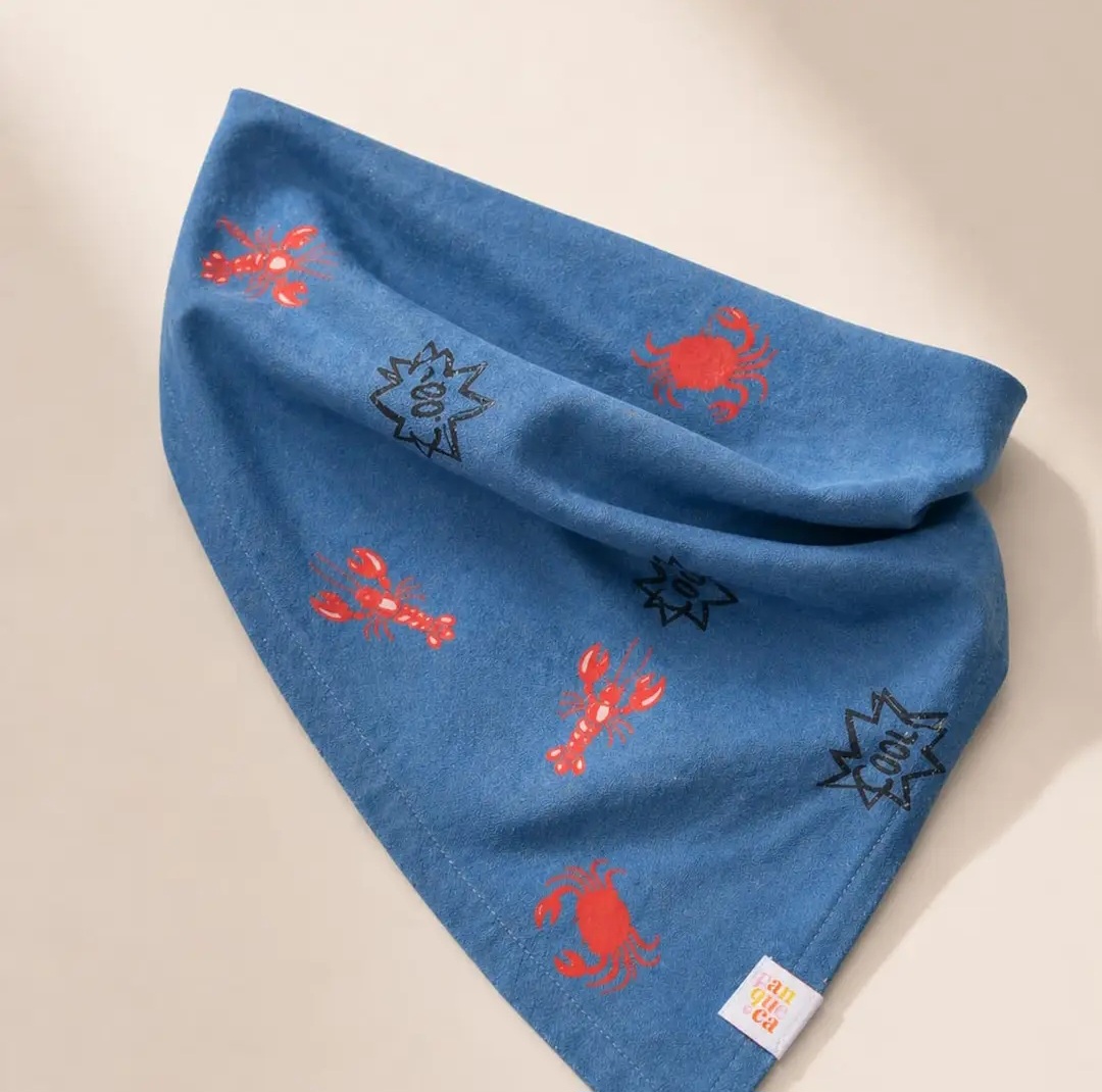 Bandana triangular azul com estampas de lagostas, caranguejos e textos pretos