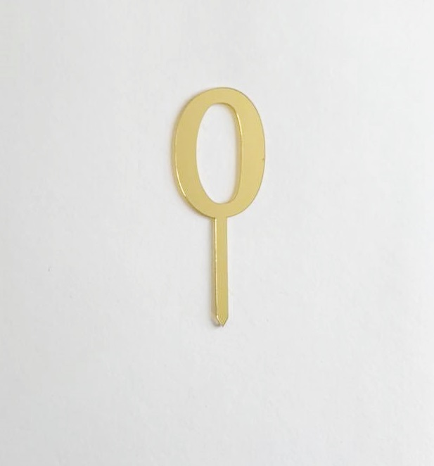 Letra O dourada em metal com ponta para fixar