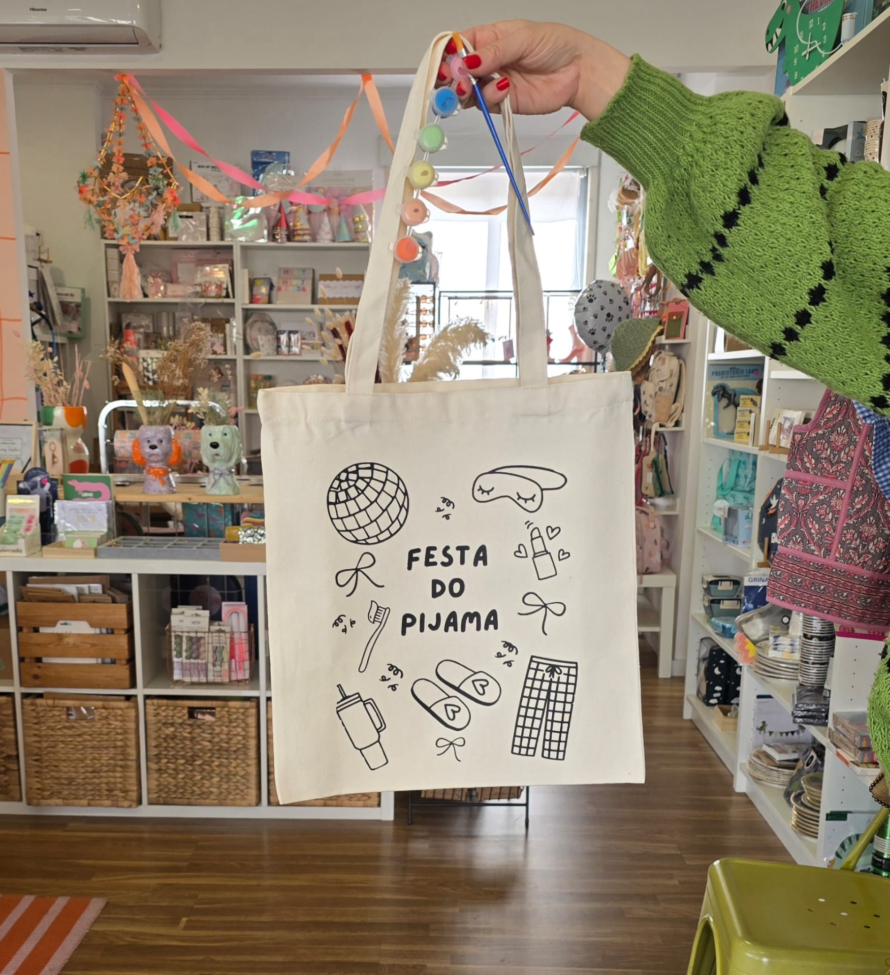 Saco tote branco com desenhos pretos e texto FESTA DO PIJAMA