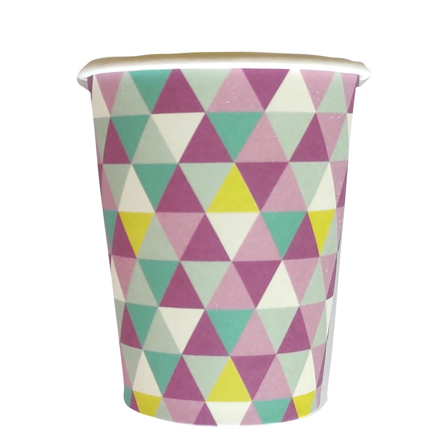 Copo descartável com padrão geométrico colorido