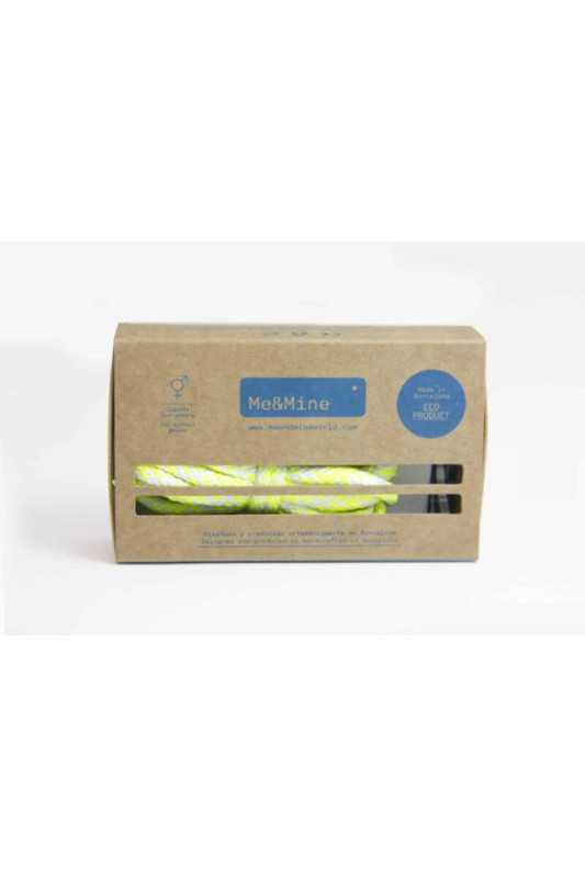 Embalagem castanha com produtos enrolados brancos às riscas amarelas e verdes