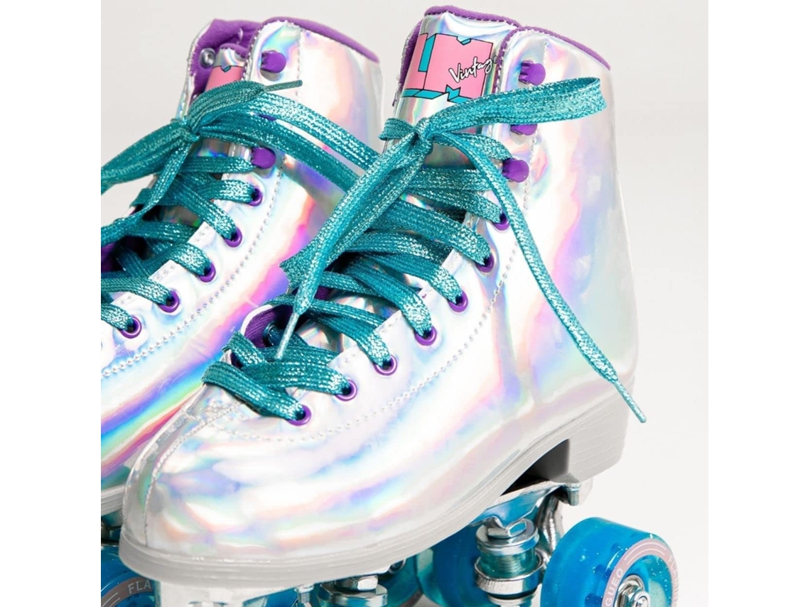 Patins de rodas com botins holográficos e atacadores azuis
