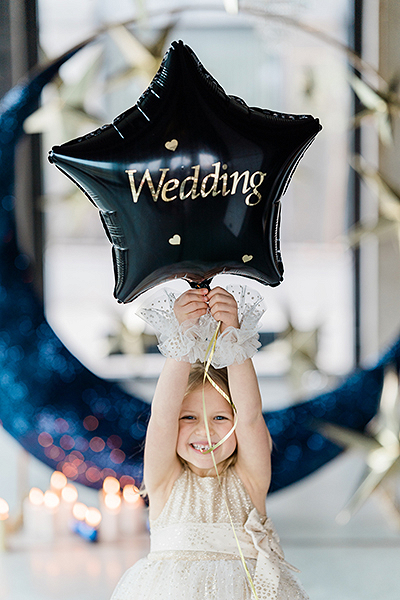 Balão preto estrela com escrita Wedding, criança segurando