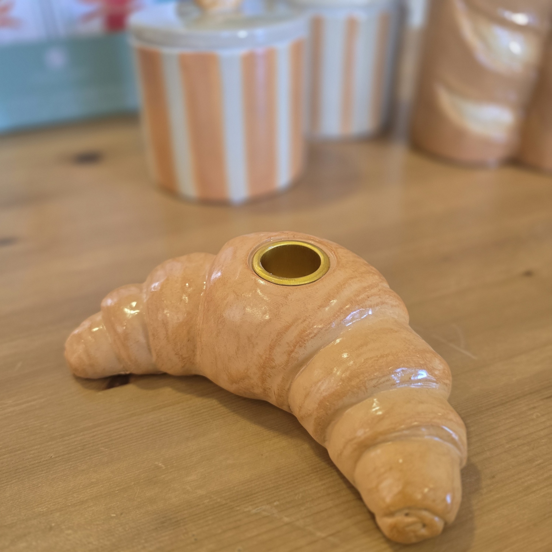 Castiçal cerâmico em forma de croissant com canal metálico dourado