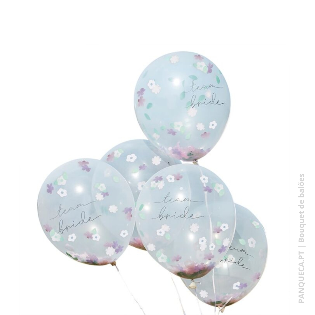 Cinco balões transparentes com flores coloridas e texto team bride