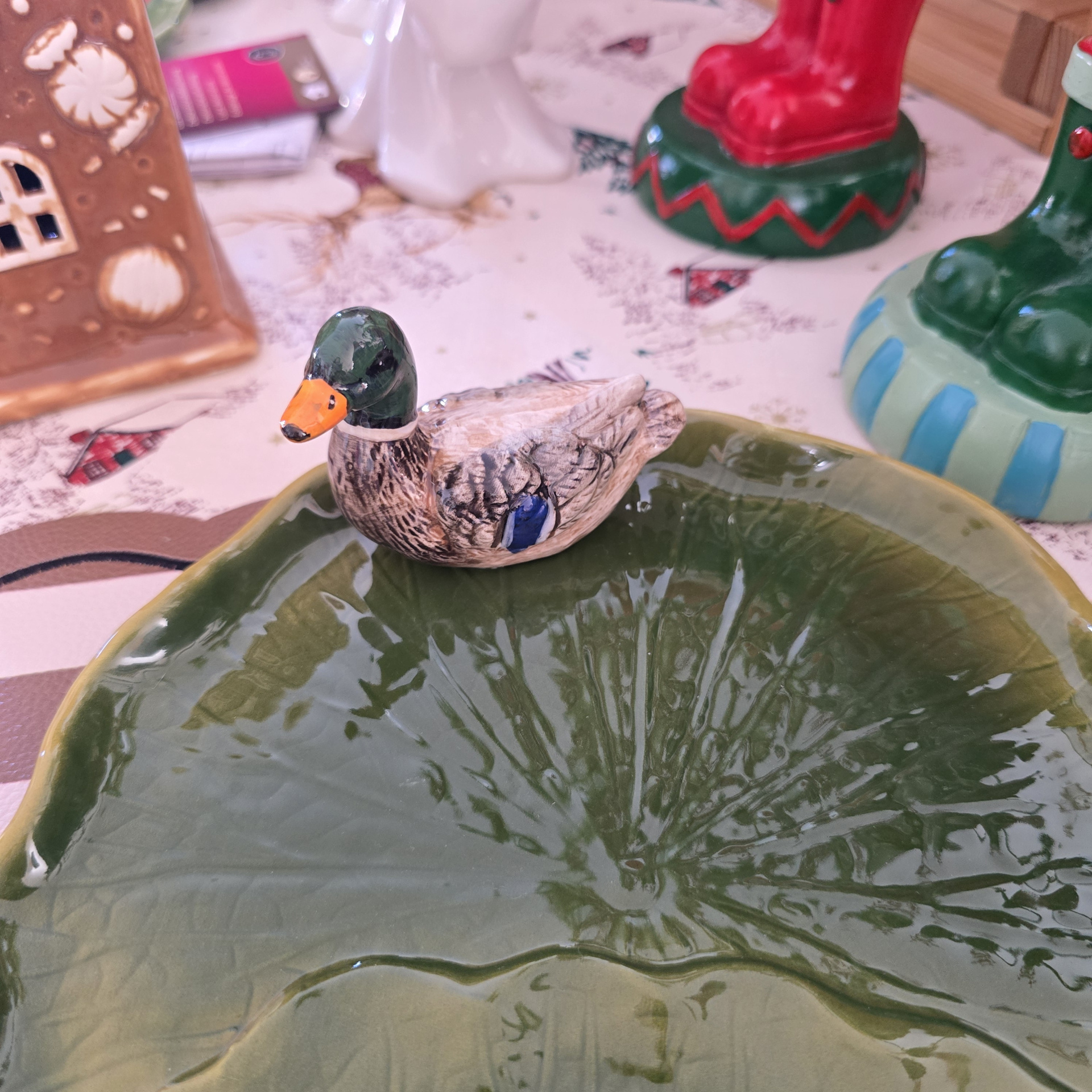 Prato verde em cerâmica com pato decorativo em porcelana