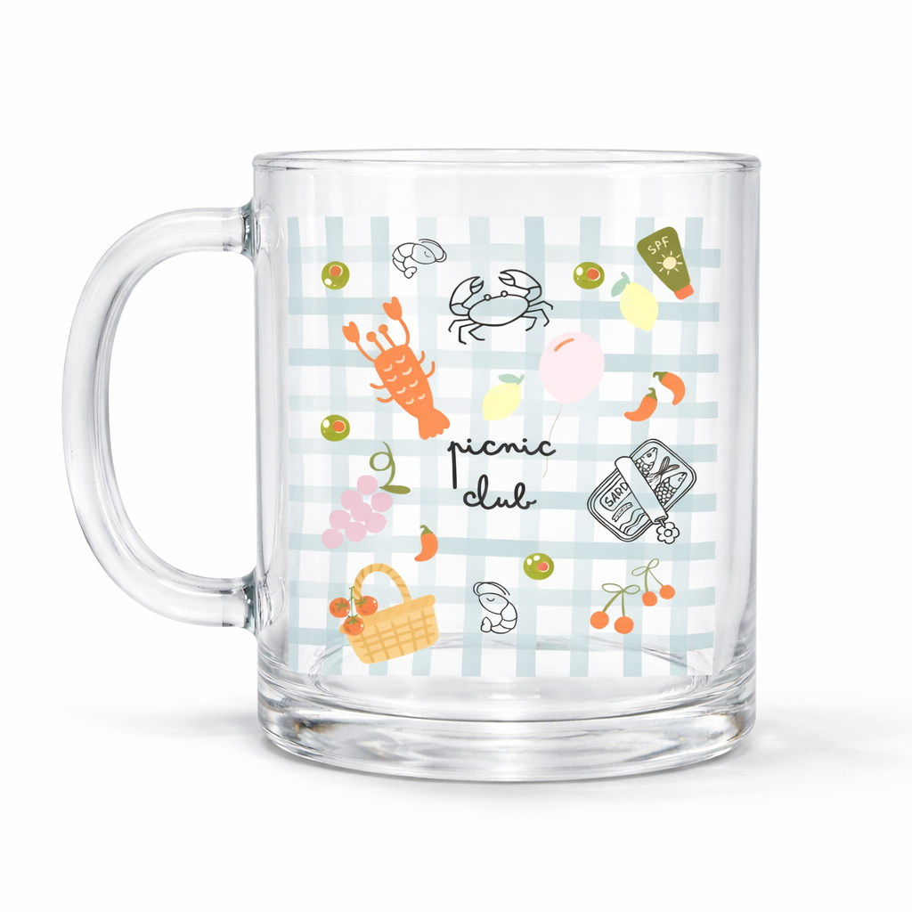 Caneca de vidro com padrão picnic e texto picnic club.