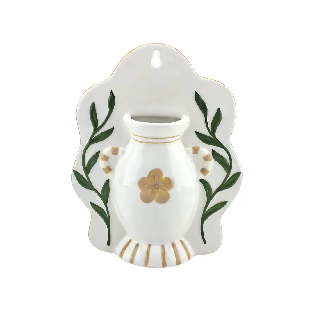Vaso decorativo de cerâmica branca com detalhes dourados e ramos verdes para pendurar na parede