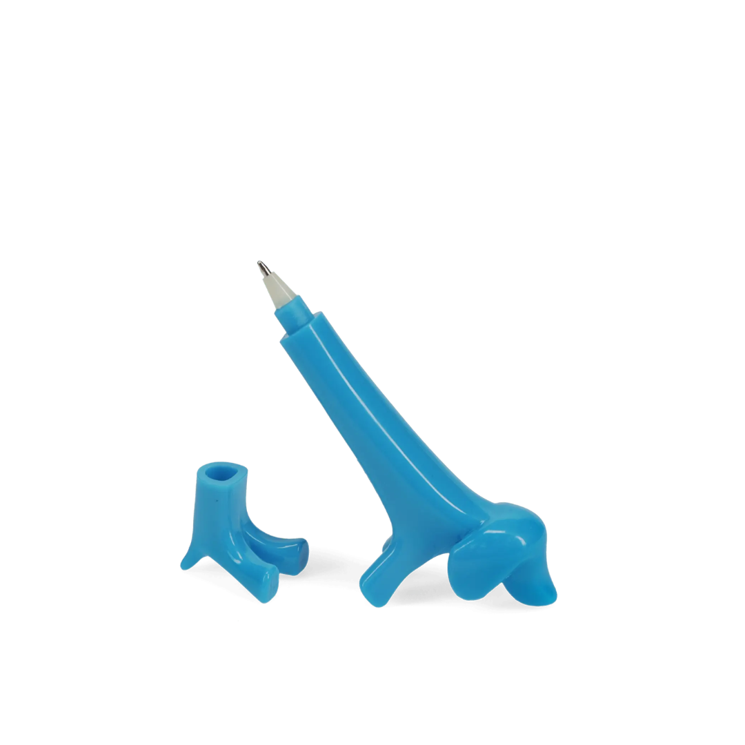 Caneta azul em forma de cão com tampa sobre fundo branco