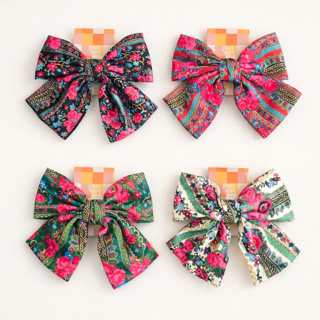 Quatro laços de tecido floral coloridos em fundo neutro com rótulos