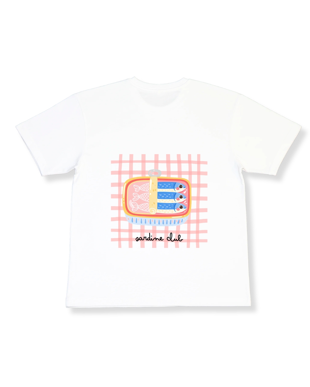T-shirt branca com estampa de lata de sardinhas colorida e texto sardine club.