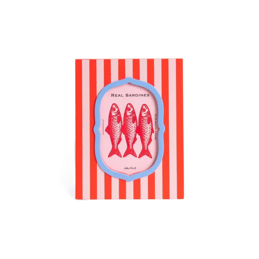 Caixa vermelha e rosa com três peixes vermelhos desenhados e texto REAL SARDINES.