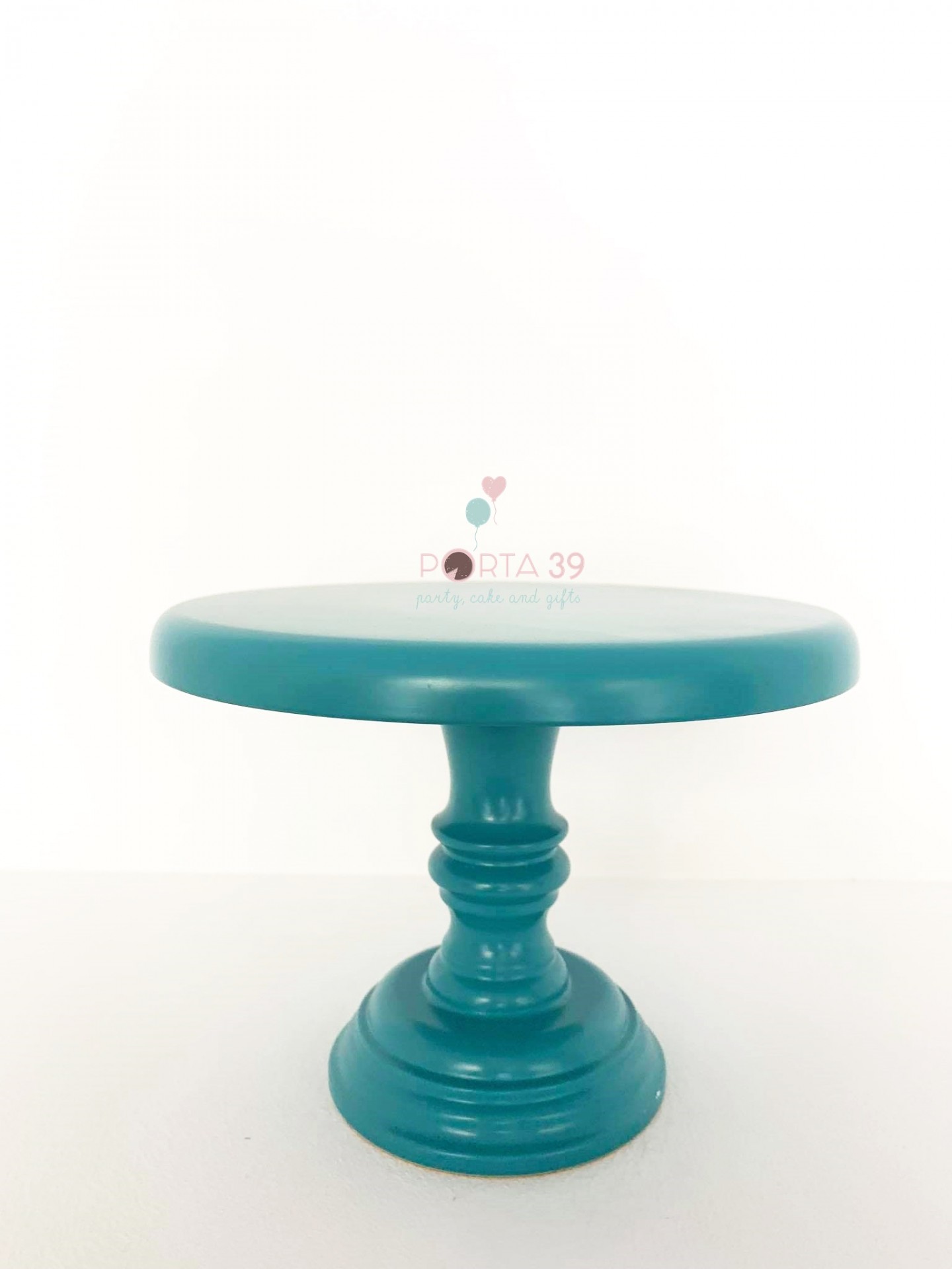 Boleira de madeira verde-azulado com base trabalhada e tampo circular liso