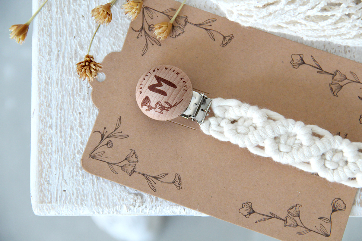 Clips para chucha em macramé branco com botão de madeira gravado