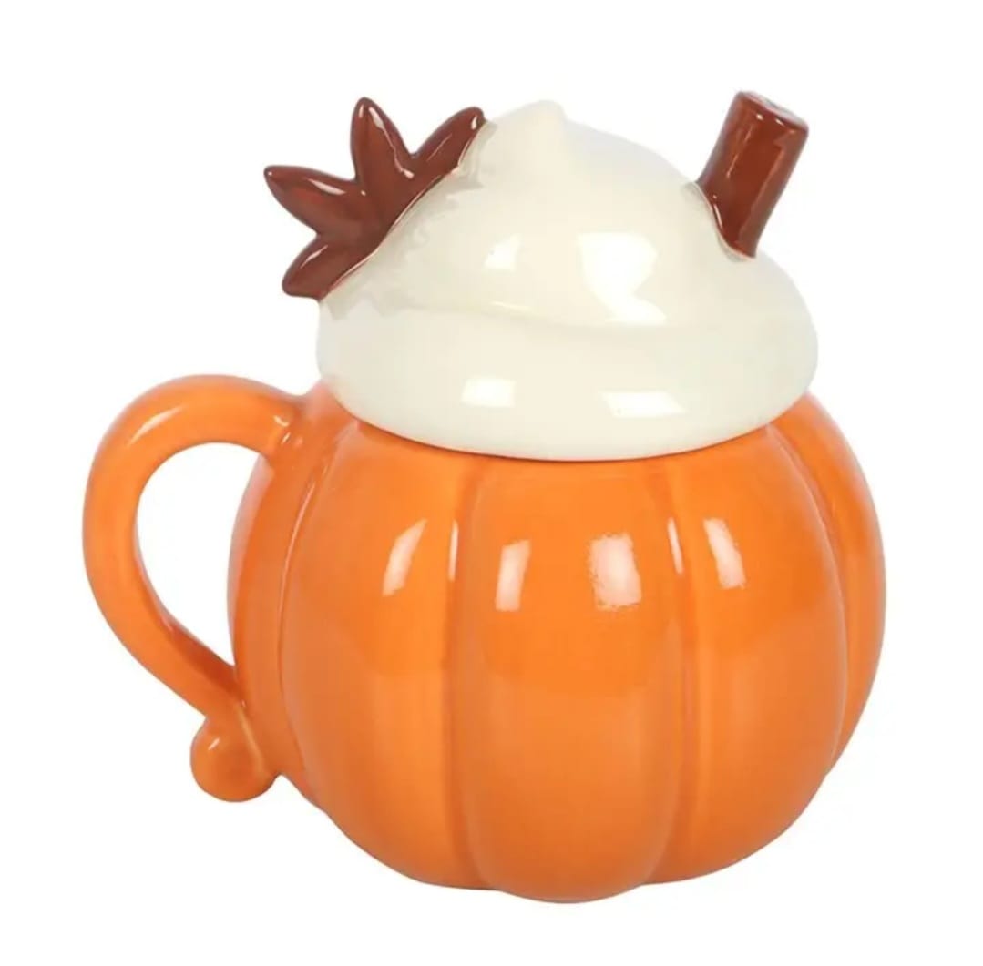 Caneca de cerâmica laranja em forma de abóbora com tampa branca em chantilly e decoração castanha