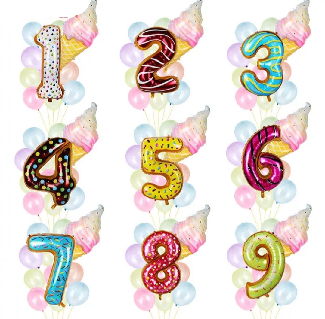 Balões em forma de números coloridos com balões redondos e balão em forma de cone de gelado