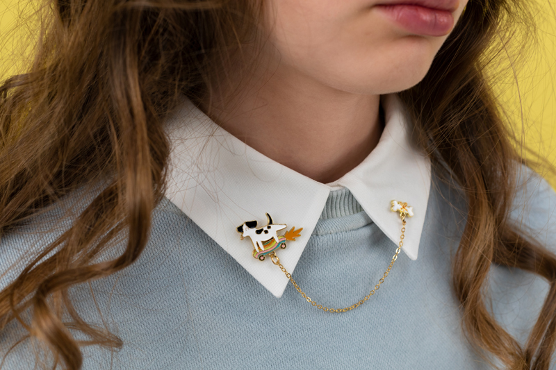 Colar decorativo para gola com corrente dourada entre pinos de vaca e flor