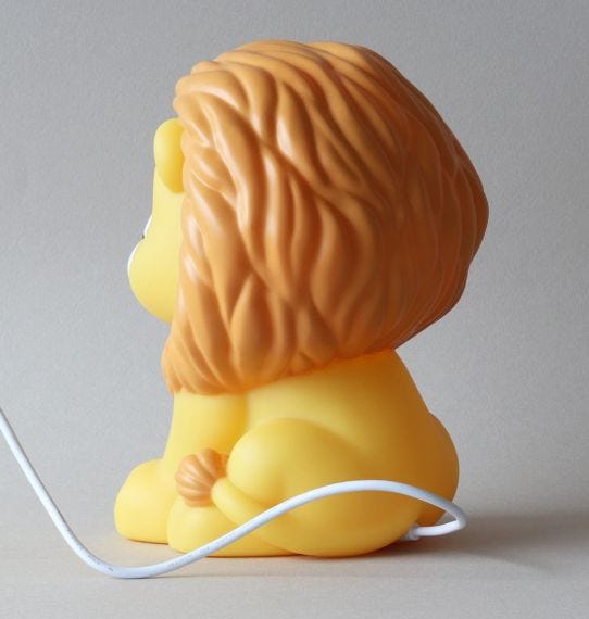 Lâmpada infantil em forma de leão amarelo com juba laranja e fio branco