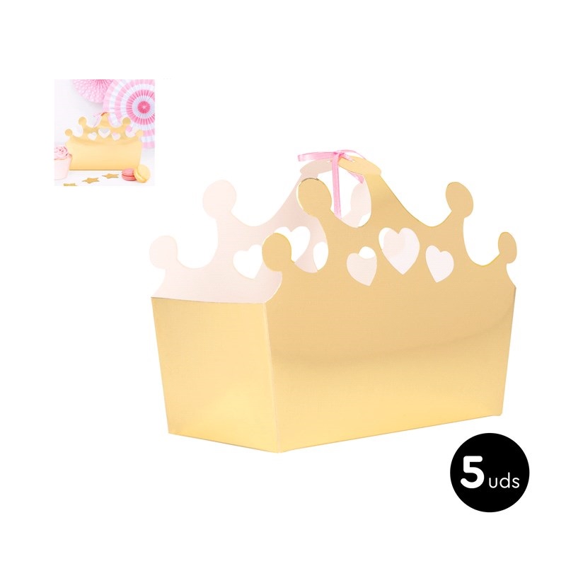 Caixa dourada em formato de coroa com recortes de corações