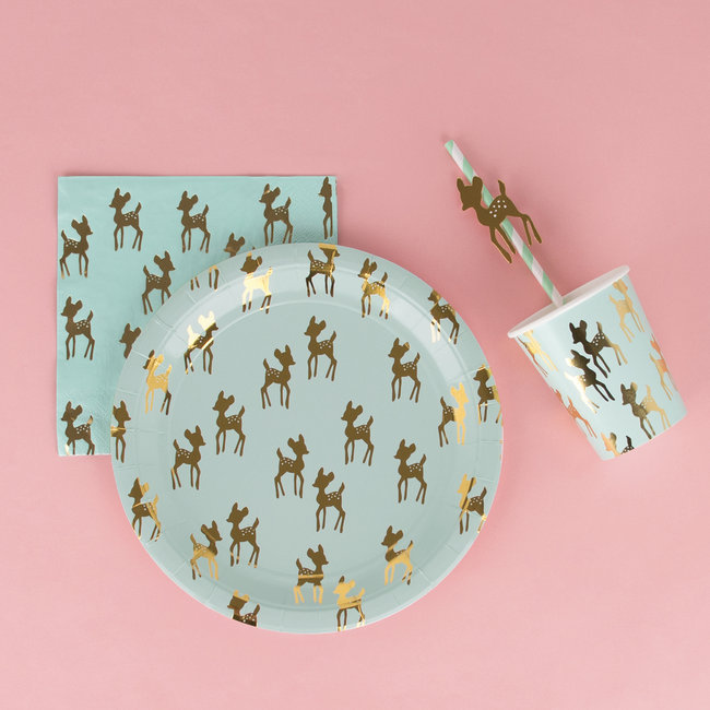 Conjunto de festa azul claro com veados dourados e castanhos sobre fundo rosa