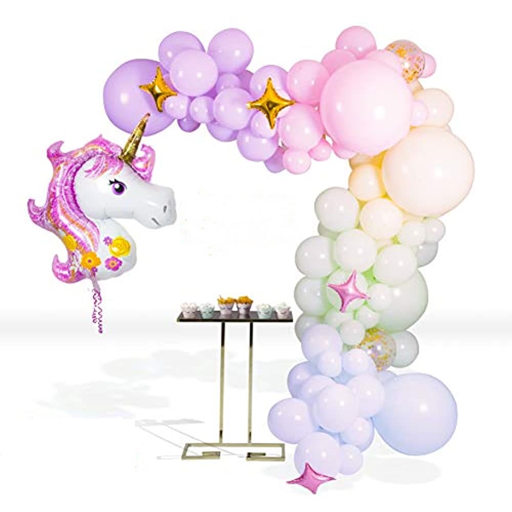 Arco de balões coloridos com balão de unicórnio roxo e branco