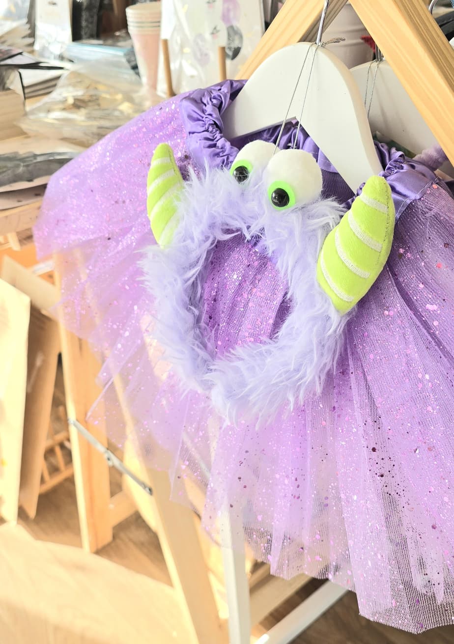 Fato de fantasia infantil lilás com olhos e chifres felpudos verdes