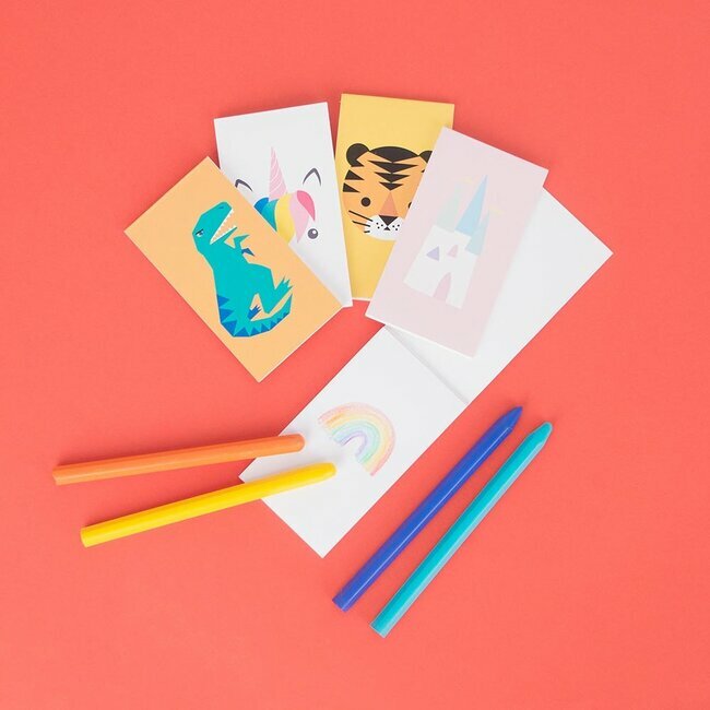 Seis cartões coloridos com desenhos infantis e seis marcadores de caneta sobre fundo salmão