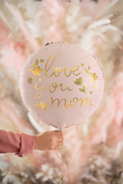 Balão rosa redondo com texto dourado love you mom