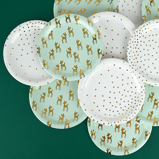 Pratos descartáveis brancos com estrelas douradas e verdes com renas douradas