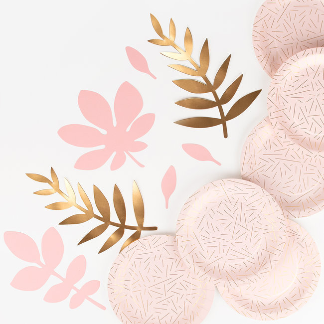 Pratos de papel rosa claro com padrão e folhas decorativas cor de rosa e dourado
