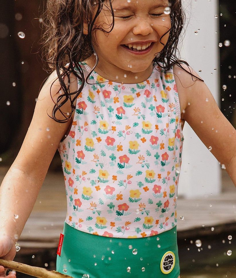 Fato de banho infantil com padrão floral e parte inferior verde