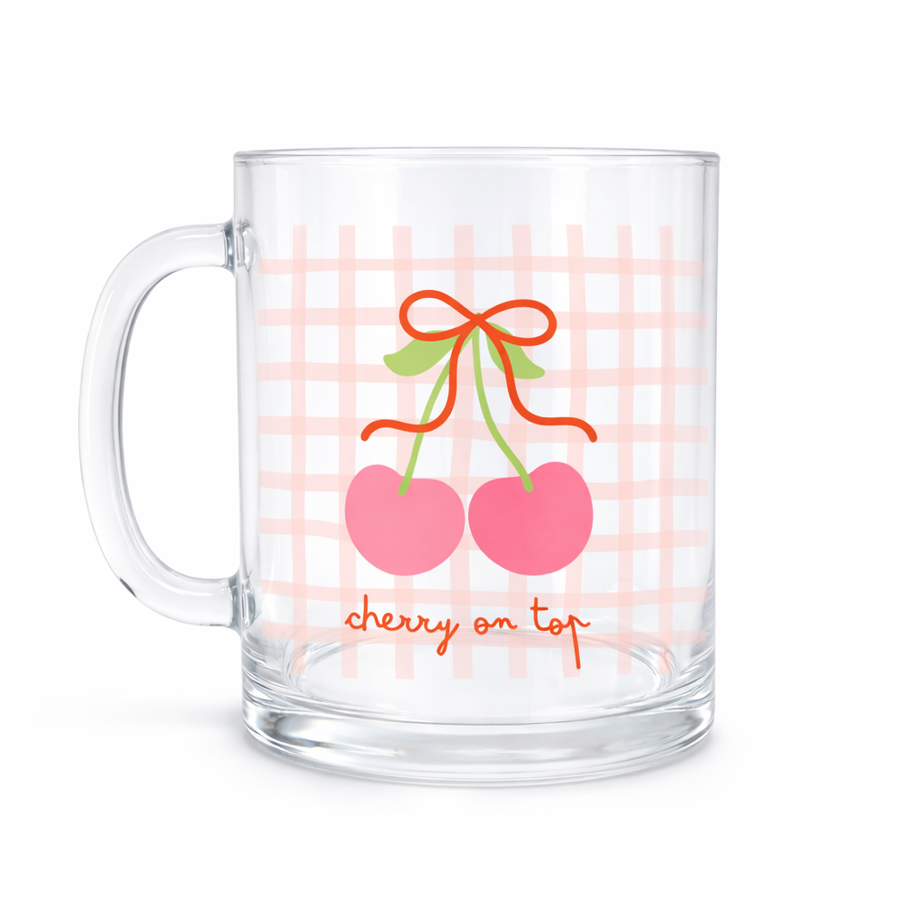 Caneca de vidro transparente com desenho de cerejas e texto