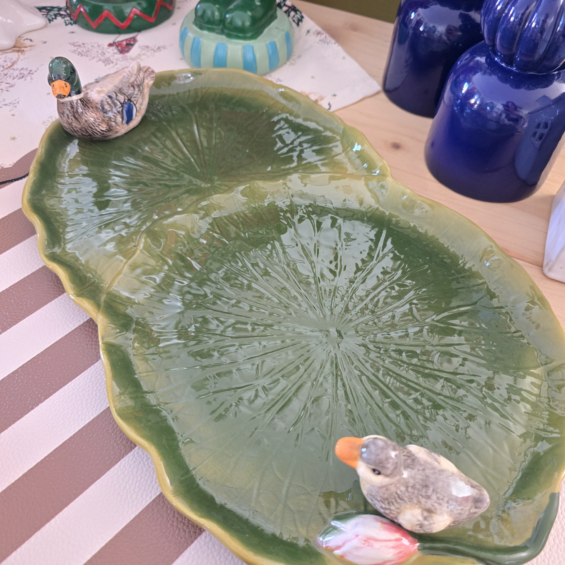 Prato cerâmico verde com patos decorativos em cerâmica