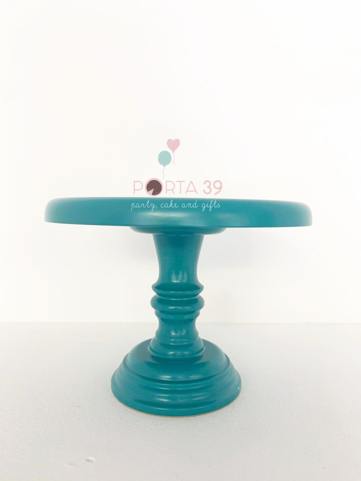 Suporte de bolo verde água em madeira com base redonda e haste torneada