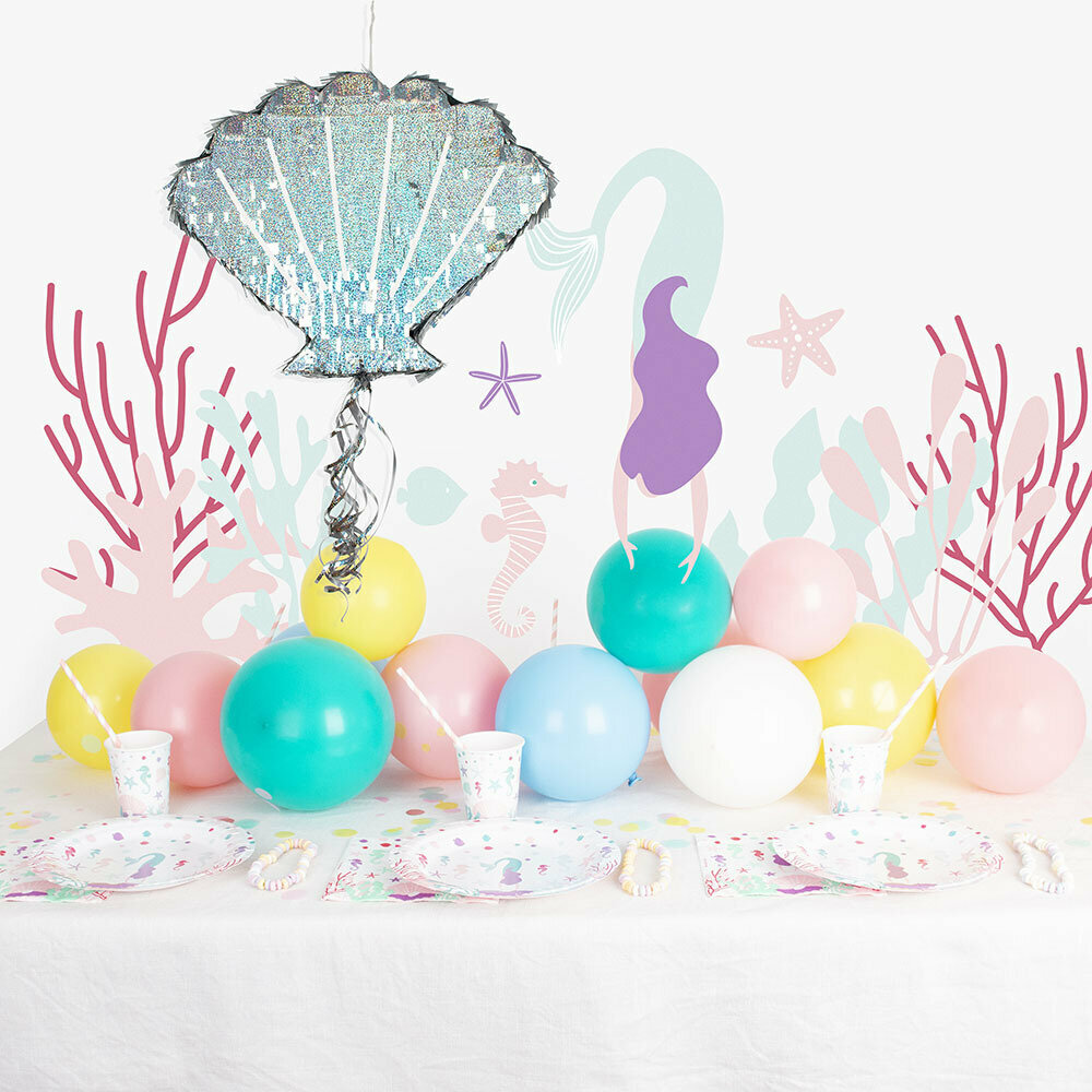 Decoração de festa com balões coloridos, balão concha prata, e decoração marinha