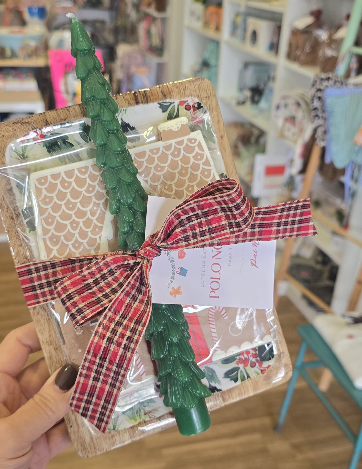 Presente com prato de madeira, vela verde em forma de árvore, e laço xadrez